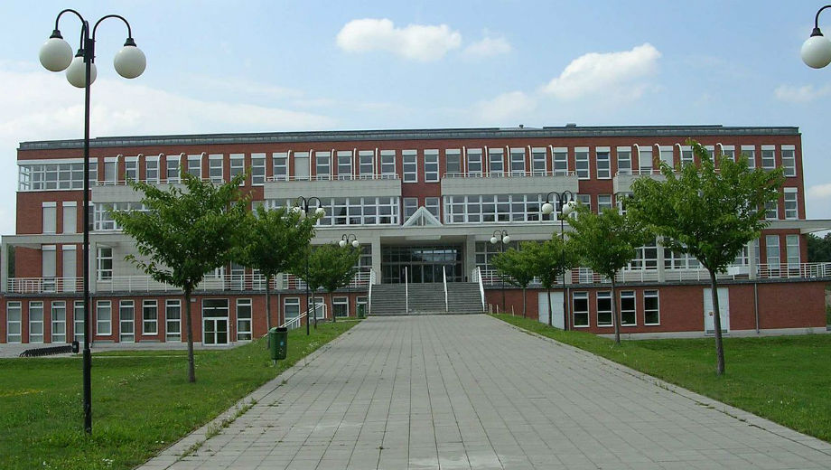 University of Hradec Kralove (Pavel Vozenlinek Cc by 2.0 https://commons.wikimedia.org/wiki/File:New_building_of_University_of_Hradec_Kralove,_Czech_Republic.jpg) 