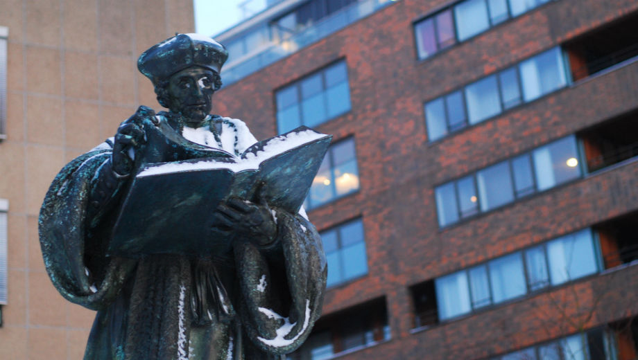 Erasmus (CC BY 2.0 by daarwasik/https://www.flickr.com/photos/daarwasik/4208767393)