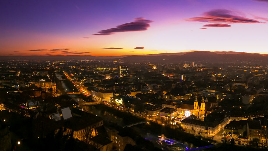 Graz at night (CC BY-SA 2.0 by Philipp Baumgartl/https://www.flickr.com/photos/125622534@N04/15383436744)