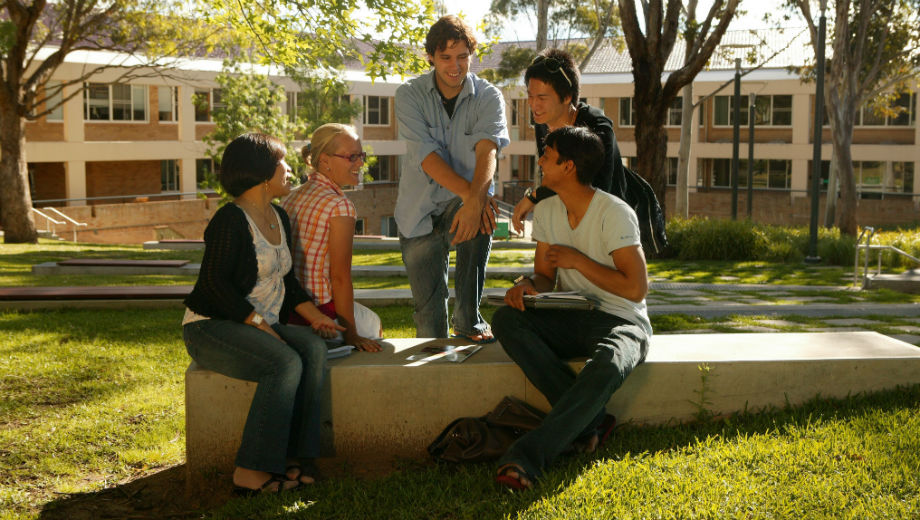 International students (CC BY 2.0 by UNE Photos/ https://www.flickr.com/photos/unephotos/7002026361)