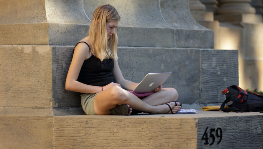 Studying (CC BY 2.0 by John Loo/https://www.flickr.com/photos/johnloo/8357285440)