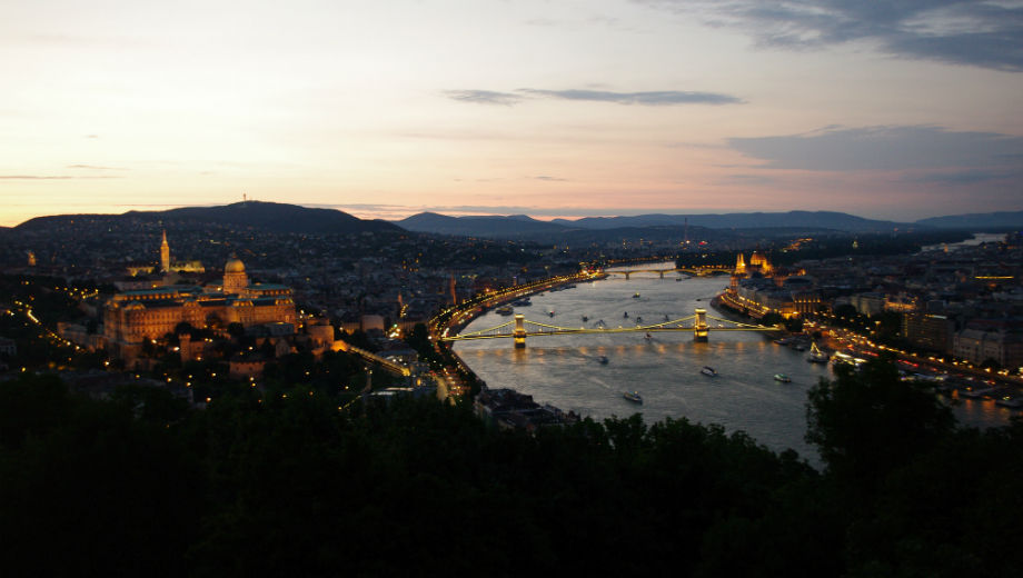 Sunset in Budapest (CC BY 2.0 by David Kotrč/https://www.flickr.com/photos/141798660@N02/31258544625)