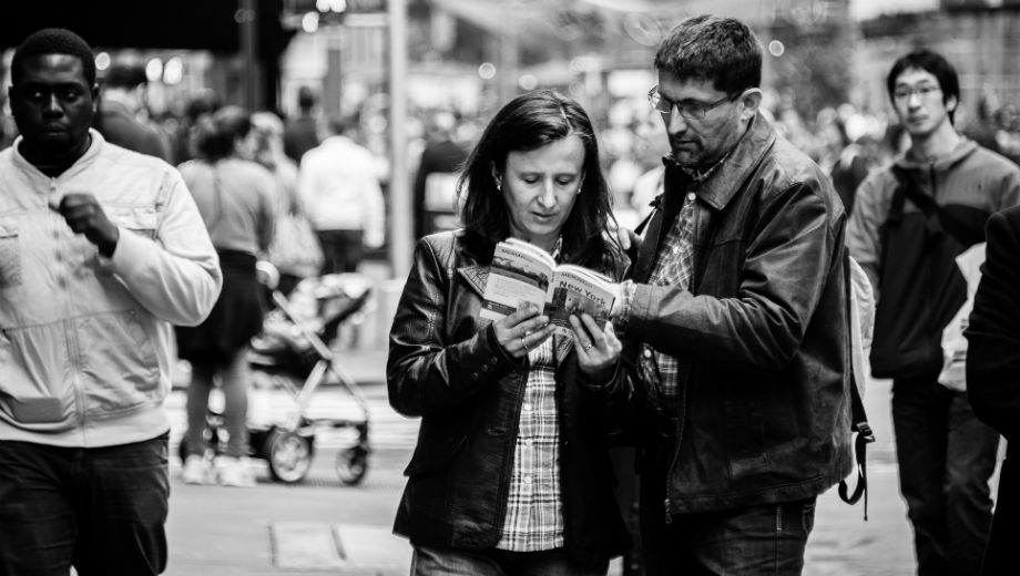 Tourists (CC BY 2.0 by Jim Pennucci/https://www.flickr.com/photos/pennuja/7245701940)