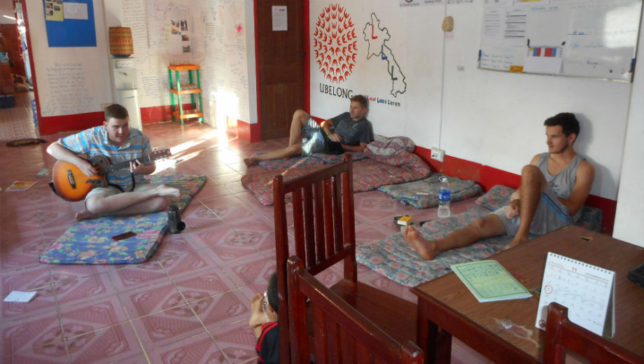 Volunteer in Vang Vieng, Laos (Image CC BY-NC 2.0 by Volunteer Abroad UBELONG/ https://www.flickr.com/photos/ubelong-volunteer-abroad/26468435313/in/dateposted/)