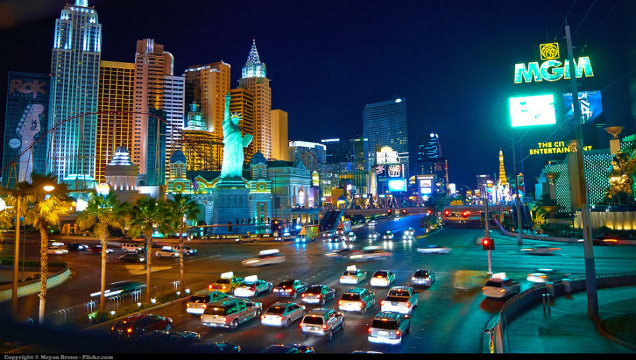 Las Vegas Strip in the night (Foto von Moxan Brenn, https://www.flickr.com/photos/aigle_dore/5844364807)